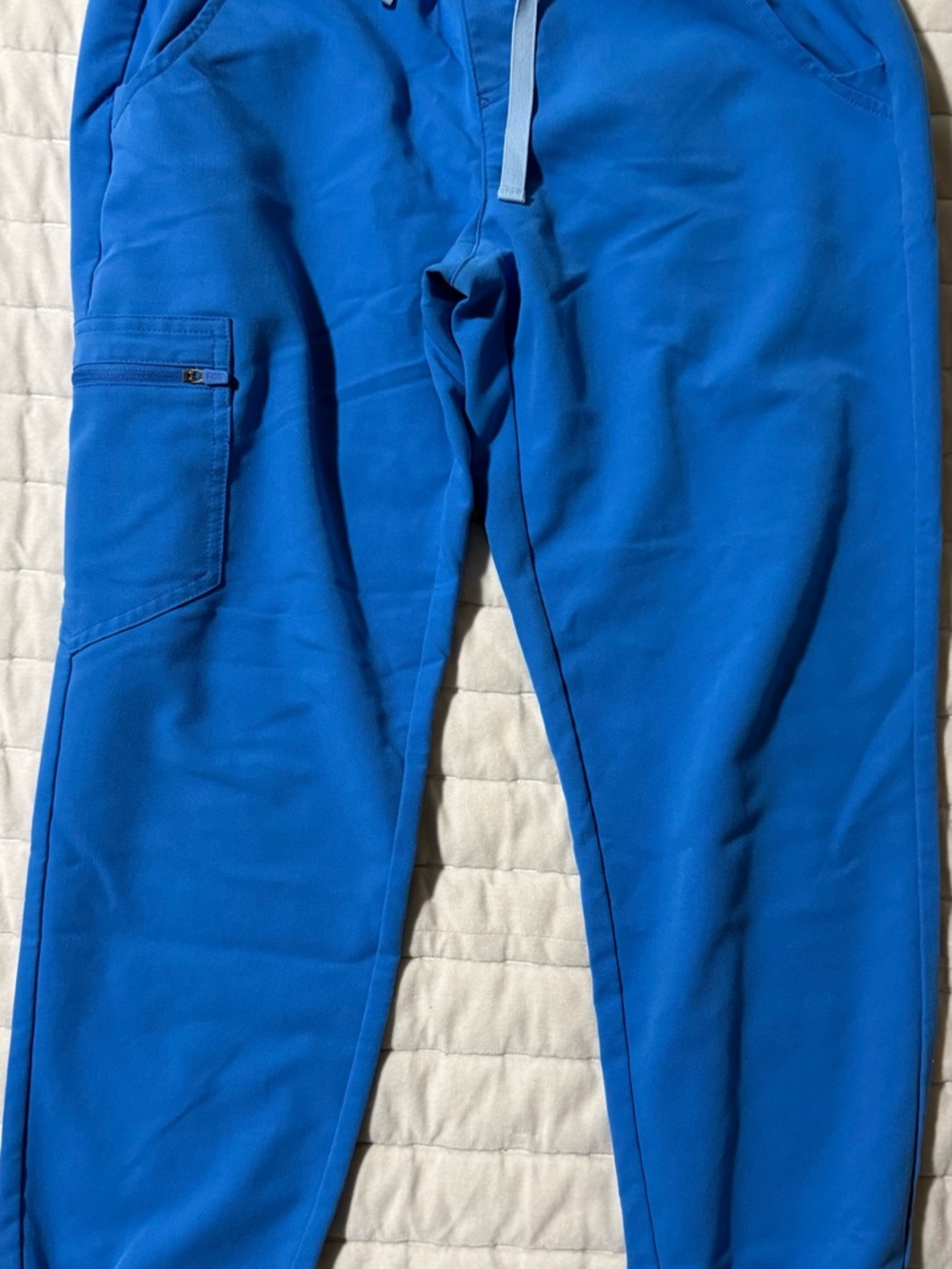 FIGS Scrub Top & Jogger Set - Picture 2 of 6
